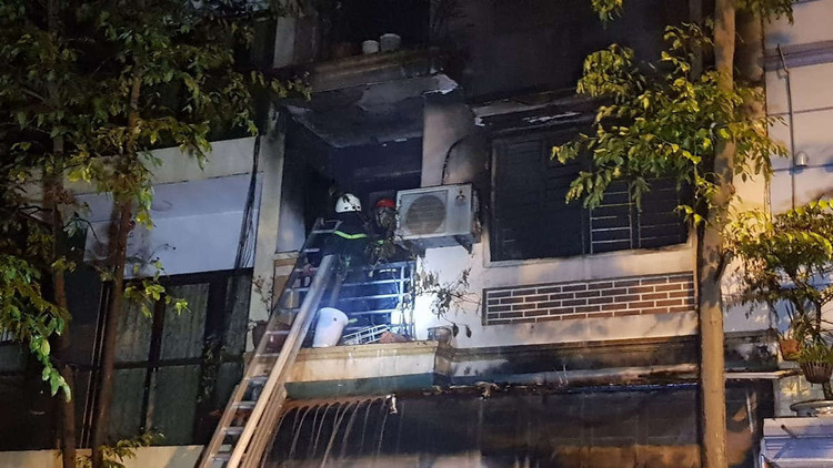 Đêm Trung thu 2 nhà ở Hà Nội cháy rừng rực, giải cứu 4 người