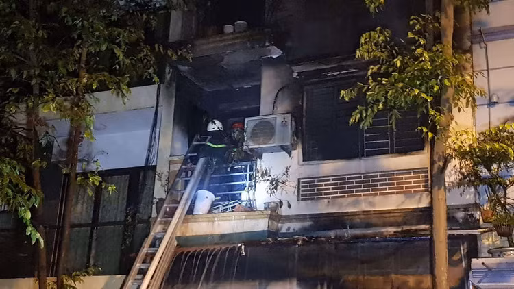 Đêm Trung thu 2 nhà ở Hà Nội cháy rừng rực, giải cứu 4 người