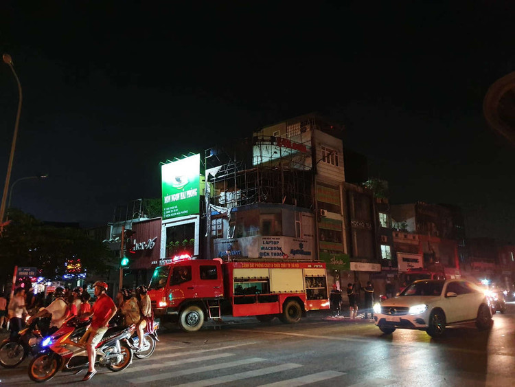 Đêm Trung thu 2 nhà ở Hà Nội cháy rừng rực, giải cứu 4 người