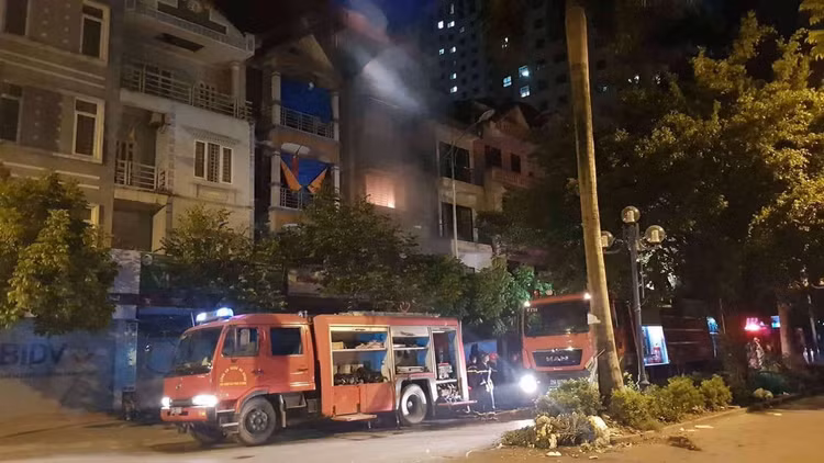 Đêm Trung thu 2 nhà ở Hà Nội cháy rừng rực, giải cứu 4 người