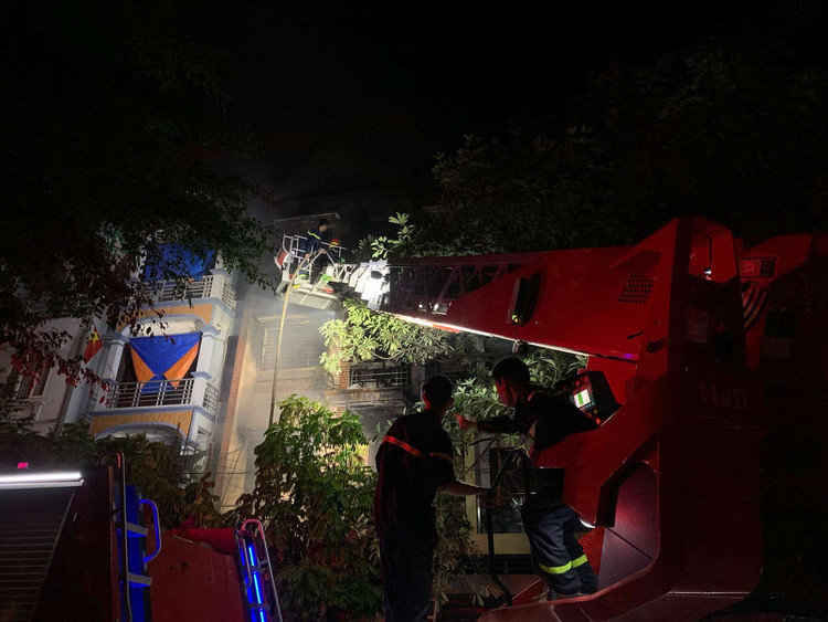 Đêm Trung thu 2 nhà ở Hà Nội cháy rừng rực, giải cứu 4 người