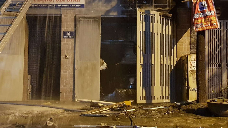 Đêm Trung thu 2 nhà ở Hà Nội cháy rừng rực, giải cứu 4 người