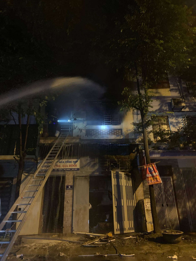 Đêm Trung thu 2 nhà ở Hà Nội cháy rừng rực, giải cứu 4 người