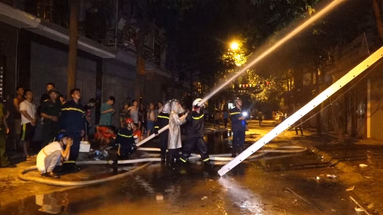 Đêm Trung thu 2 nhà ở Hà Nội cháy rừng rực, giải cứu 4 người