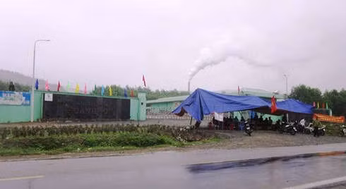 Toàn bộ người dân thôn Nam Xuân Sơn không thể vui Tết vì môi trường ô nhiễm từ nhà máy xử lí rác thải Phú Hà.