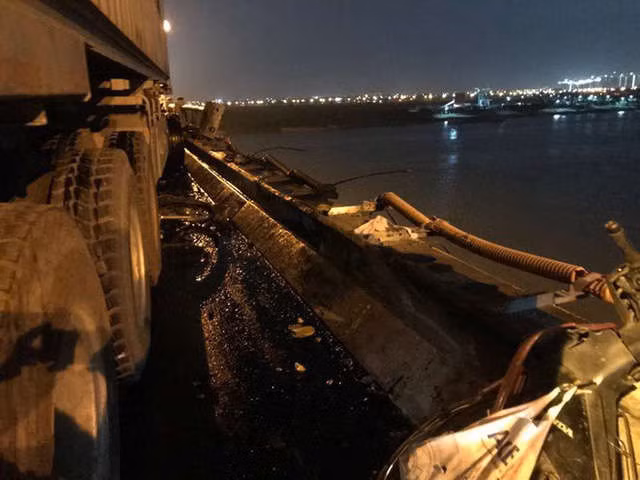 Hiện trường vụ tai nạn xe container tông hàng loạt xe máy, 1 người bay xuống sông Hồng - Ảnh 3.