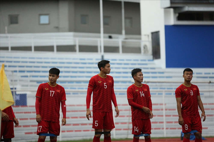 U22 Việt Nam tập luyện bên ngoài đường pitch vì phải chờ quá lâu. Ảnh: HOÀI THU