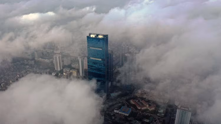 Mây mù lúc 8h30 sáng ngày 18/12 khu vực toà nhà Keangnam - toà nhà 72 tầng, cao nhất Hà Nội. Ảnh: Ngọc Thành.