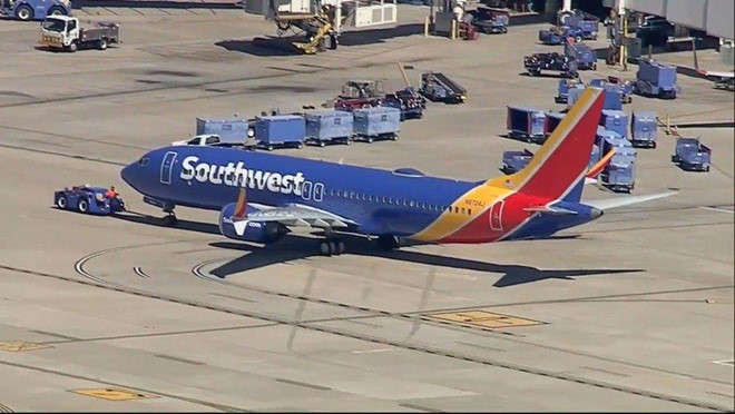 737 MAX 8 ha canh khan cap vi dong co, co phieu Boeing giam manh hinh anh 1 