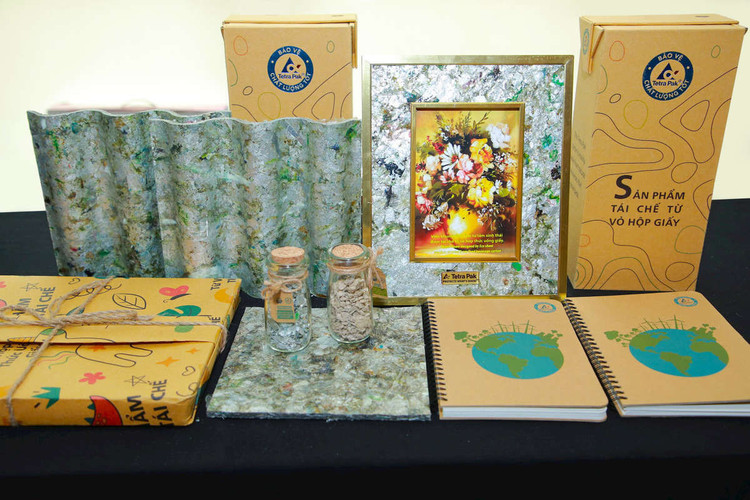 Vỏ hộp giấy đã qua sử dụng có thể được tái chế thành các sản phẩm hữu ích như giấy công nghiệp và tấm lợp, tấm phẳng sinh thái.