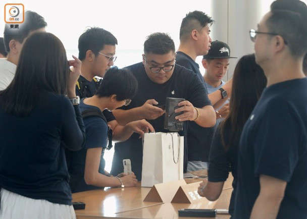 Apple Store vo tran vi nhieu nguoi Viet mua den 6 chiec iPhone 11 hinh anh 42 