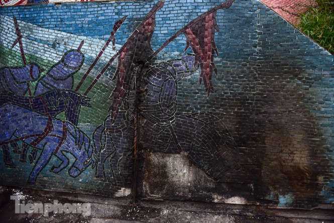 Con đường gốm sứ ven sông Hồng rạn nứt, bong tróc nham nhở - ảnh 11