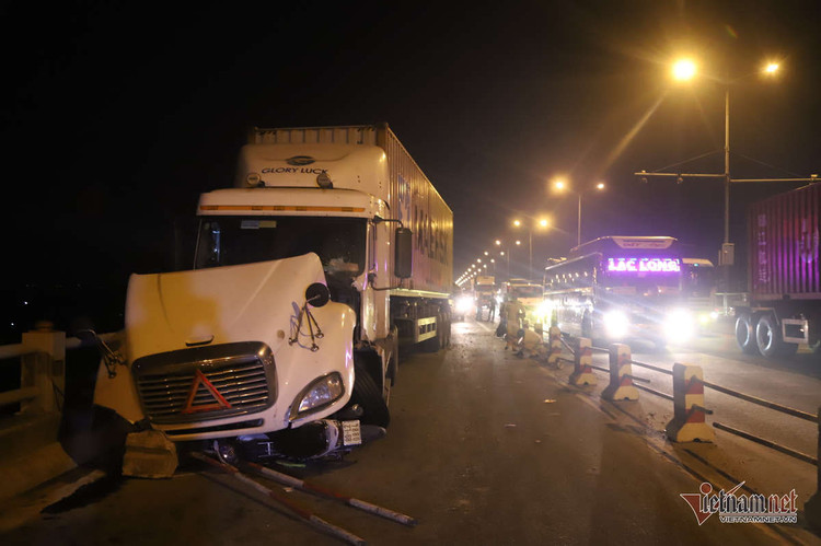 Danh tính lái xe container tông người từ cầu Thanh Trì rơi xuống sông Hồng