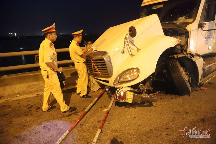 Danh tính lái xe container tông người từ cầu Thanh Trì rơi xuống sông Hồng