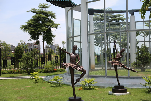 ... hai vũ công khác...