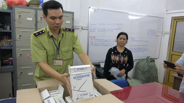 Hàng hiệu giá 50.000 đồng được bày bán nhan nhản tại chợ An Đông - Ảnh 1.