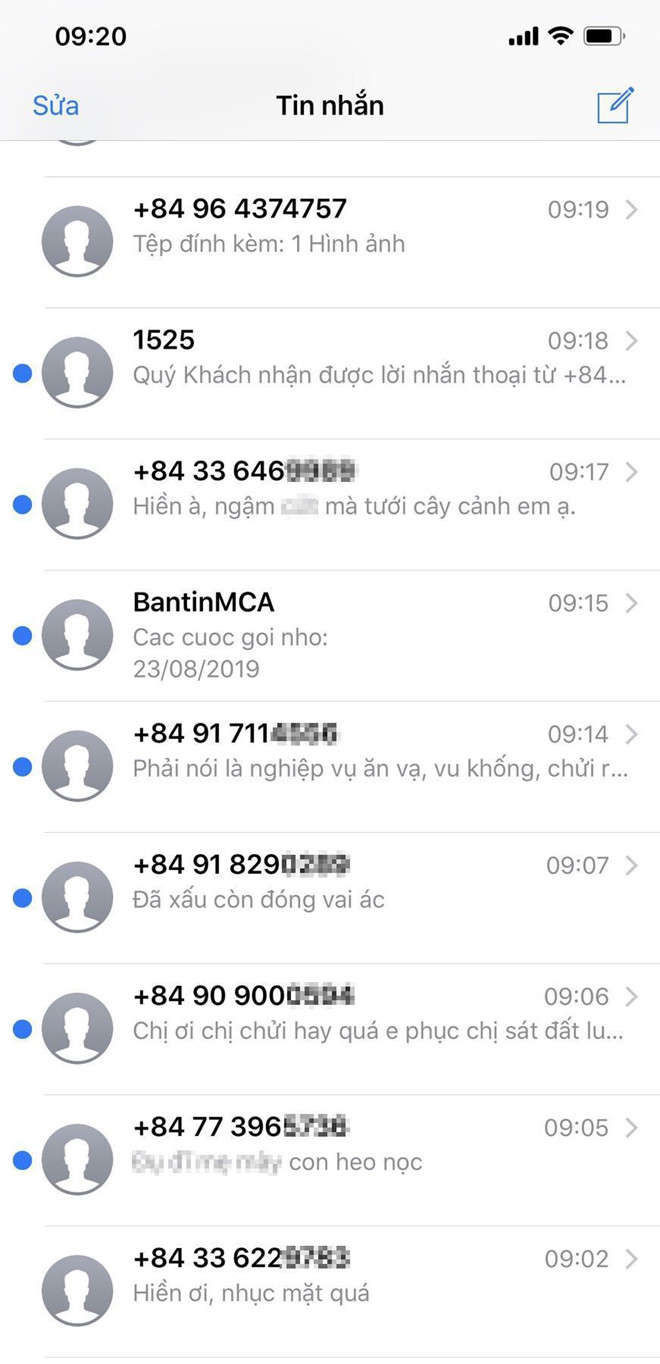 Nu cong an gay roi o san bay nhan hang tram tin nhan 'khung bo' hinh anh 1 