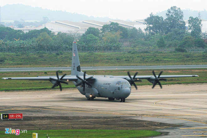 May bay C-130 cua My ha canh tai Noi Bai hinh anh 1
