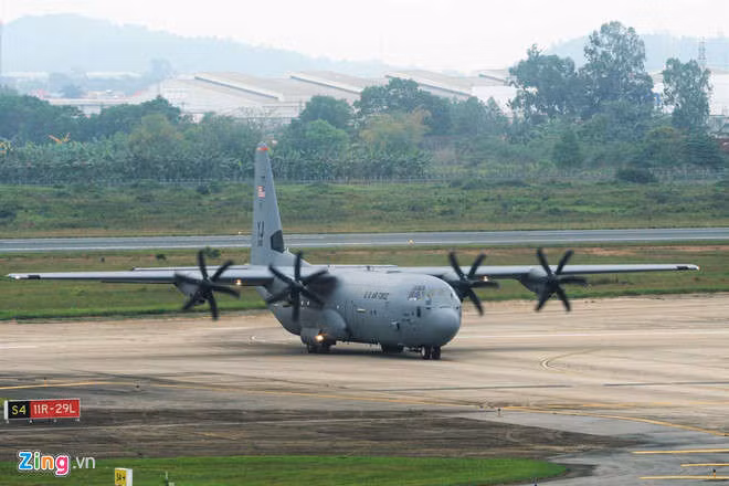 May bay C-130 cua My ha canh tai Noi Bai hinh anh 1