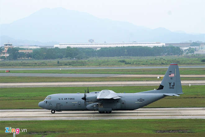 May bay C-130 cua My ha canh tai Noi Bai hinh anh 2