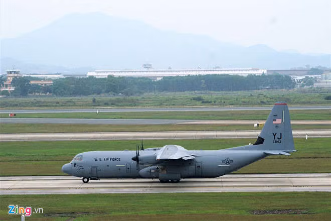 May bay C-130 cua My ha canh tai Noi Bai hinh anh 2