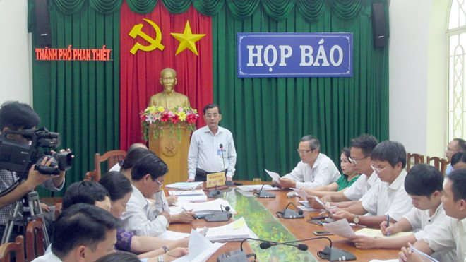 Ông Đỗ Ngọc Điệp chủ trì một cuộc họp báo khi còn giữ chức Chủ tịch UBND TP.Phan Thiết (Ảnh: Quế Hà)