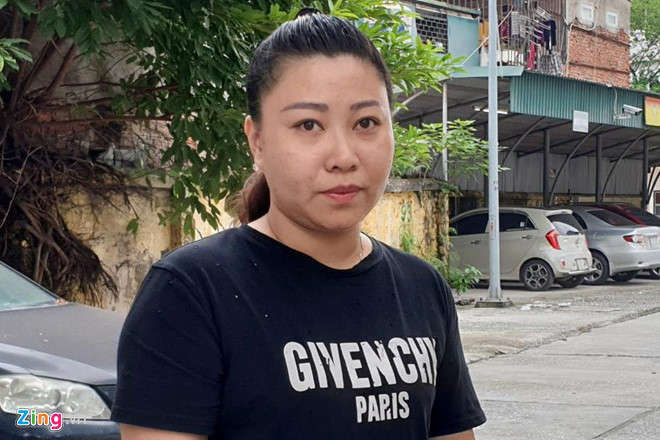 Nu cong an gay roi o san bay nhan hang tram tin nhan 'khung bo' hinh anh 3 