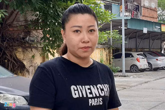 Nu cong an gay roi o san bay nhan hang tram tin nhan 'khung bo' hinh anh 3 