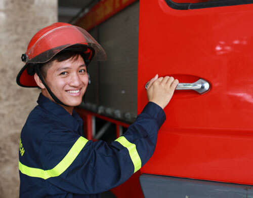 Trung úy Vũ Ngọc Hoàng, người trực tiếp cõng nạn nhân từ tầng 4 xuống trong vụ cháy ở Núi Trúc hôm 10/9. Ảnh: Tất Định.