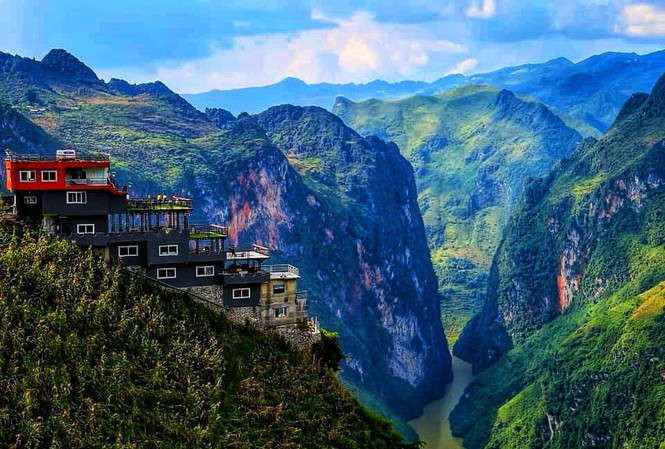 Đỉnh Mã Pí Lèng bị công trình xây dựng trái phép xâm lấn