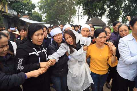 Buoi dua ma dinh menh tro thanh dam tang cua 8 nguoi cung dong toc hinh anh 1 