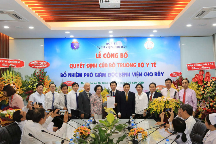 Lãnh đạo Bộ Y tế và Ban Giám đốc Bệnh viện Chợ Rẫy TPHCM chụp hình lưu niệm.