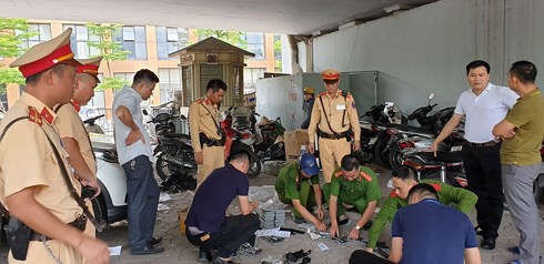 Cơ quan công an kiểm tra tang vật.