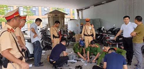 Cơ quan công an kiểm tra tang vật.