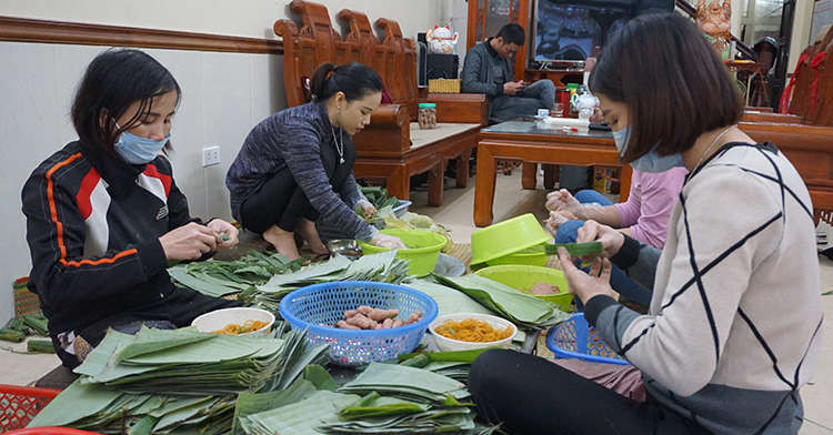 Công nhân gói nem chỉ làm cầm chừng buổi sáng. Ảnh: Lê Hoàng.