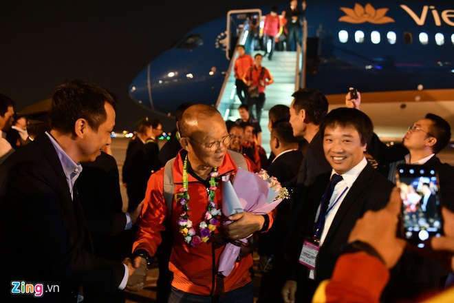 May bay dua nha vo dich SEA Games ha canh xuong Noi Bai hinh anh 5 