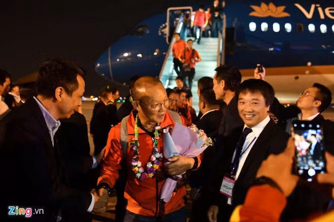 May bay dua nha vo dich SEA Games ha canh xuong Noi Bai hinh anh 5 