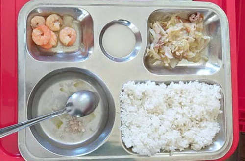 Suất cơm cho học sinh bán trú trưa 17/9 của học sinh trường Tiểu học Thạch Linh. Ảnh: T.Thức