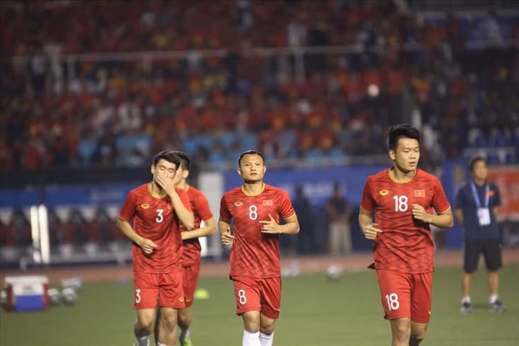 Cầu thủ U22 Việt Nam khởi động trước trận đấu. Ảnh Hoài Thu