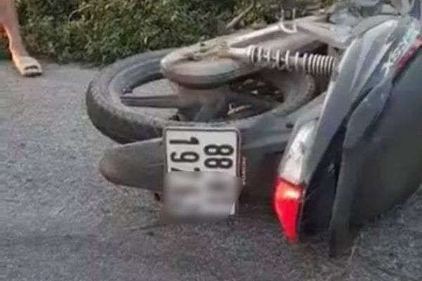 Cả nhà đi xe máy gặp nạn ở Hà Nội, 3 mẹ con tử vong