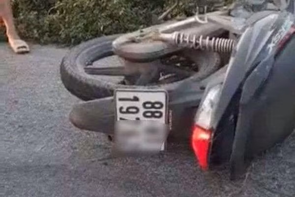 Cả nhà đi xe máy gặp nạn ở Hà Nội, 3 mẹ con tử vong