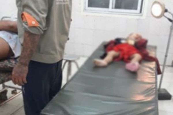 Cả nhà đi xe máy gặp nạn ở Hà Nội, 3 mẹ con tử vong