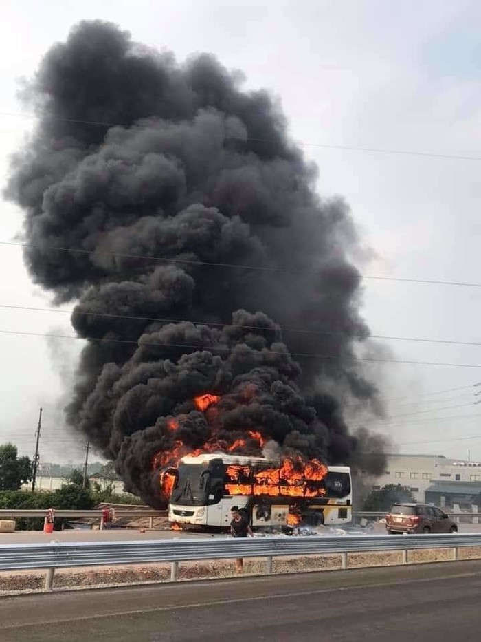Xe khách bốc cháy dữ dội trên cao tốc Hà Nội - Bắc Giang