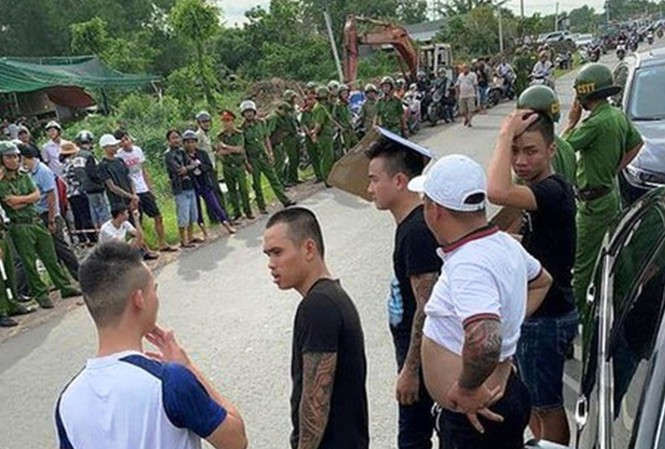 Hàng trăm đối tượng bao vây xe chở 3 sỹ quan công an Đồng Nai sau khi xảy ra vụ ẩu đả tại quán karaoke vào tháng 6 vừa qua