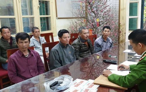 Xử lý “cò mồi” có hành vi đeo bám, chèo kéo du khách Chùa Hương, huyện Mỹ Đức, Hà Nội.