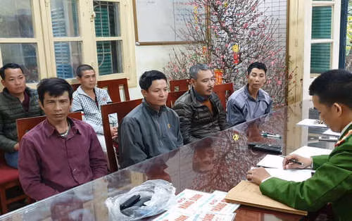 Xử lý “cò mồi” có hành vi đeo bám, chèo kéo du khách Chùa Hương, huyện Mỹ Đức, Hà Nội.