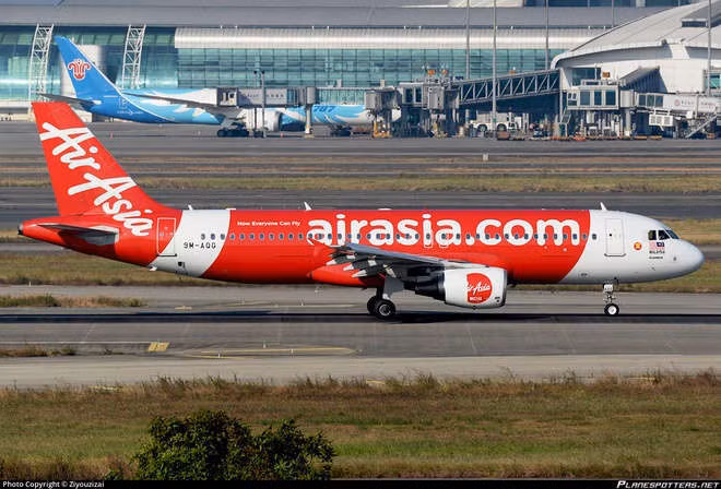 Khach bi thuong do no pin du phong, may bay ha canh khan cap o TP.HCM hinh anh 1 9m_aqg_airasia_airbus_a320_216_PlanespottersNet_1022376_0630f3c83b.jpg