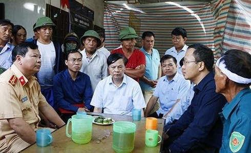 Đại diện Ủy ban ATGT Quốc gia và tỉnh Hà Tĩnh đến thăm hỏi, động viên, chia sẻ với gia đình các nạn nhân