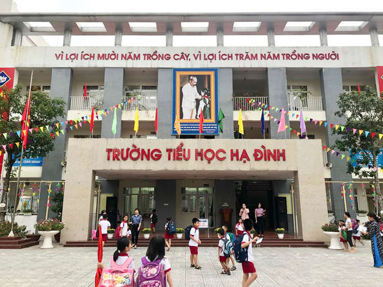 Học sinh trường Tiểu học Hạ Đình tan trường chiều 9/9. Ảnh: Dương Tâm