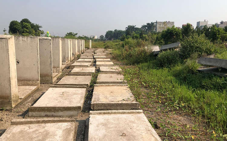 Bãi đất trống vắng người - nơi Sang bị đâm nhiều nhát vào lưng. Ảnh: Phạm Dự